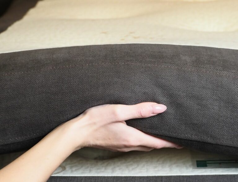 1. Mörkbrun sängklädestyg med texturerad yta för premium sovkomfort.