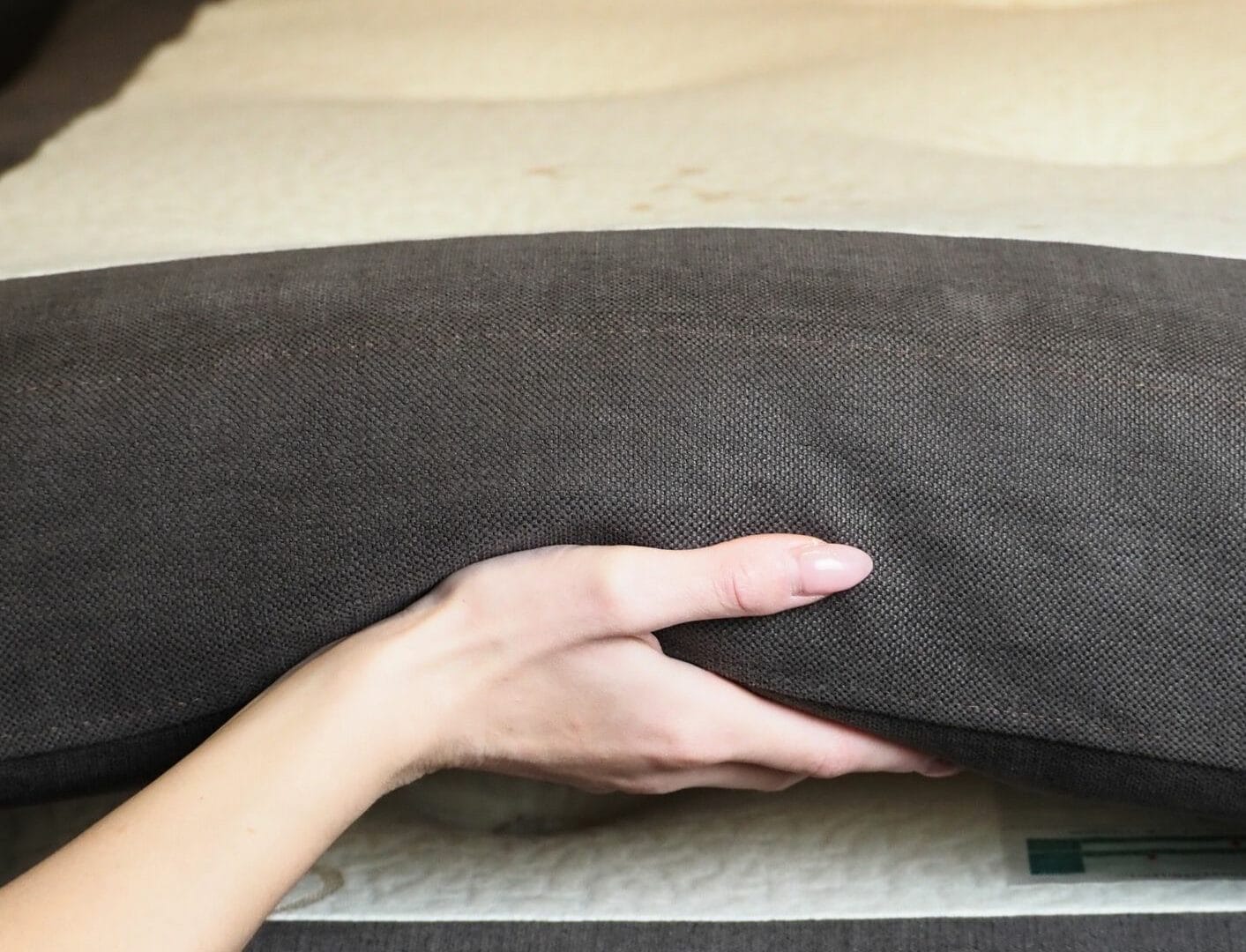 1. Mörkbrun sängklädestyg med texturerad yta för premium sovkomfort.