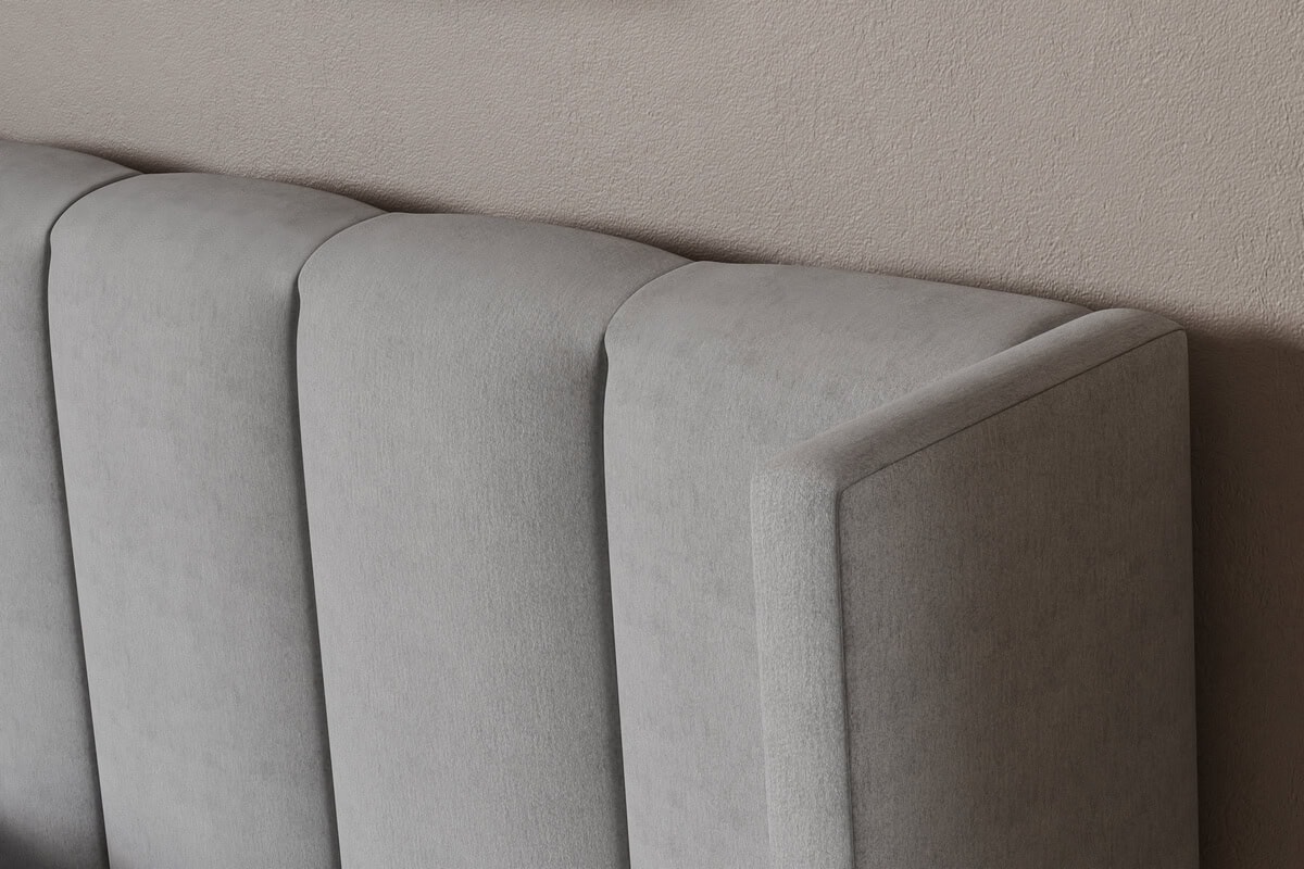 Sängram i ljusgrått tyg för modern sovrumsmöbel, bekvämt och stilrent designat.