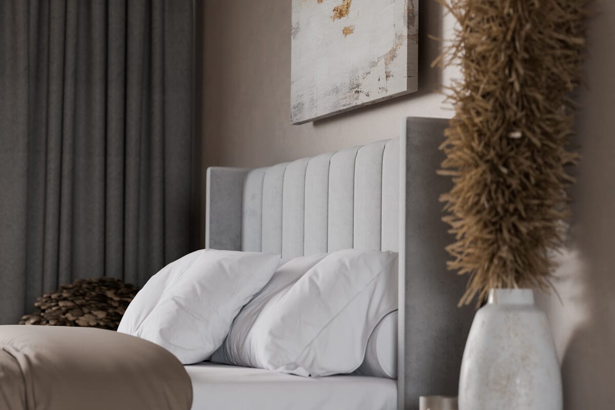 Modern säng med bekvämt huvudgavel och stilren design för ett avkopplande sovrum.