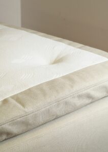 Högkvalitativ sängmadrass med sänggavel från Sängfabriken för bästa sömnkomfort.