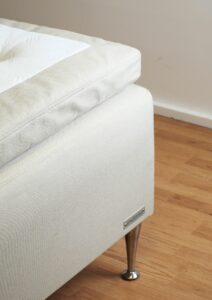 Högkvalitativ sängram av tyg med träben från Sängfabriken.