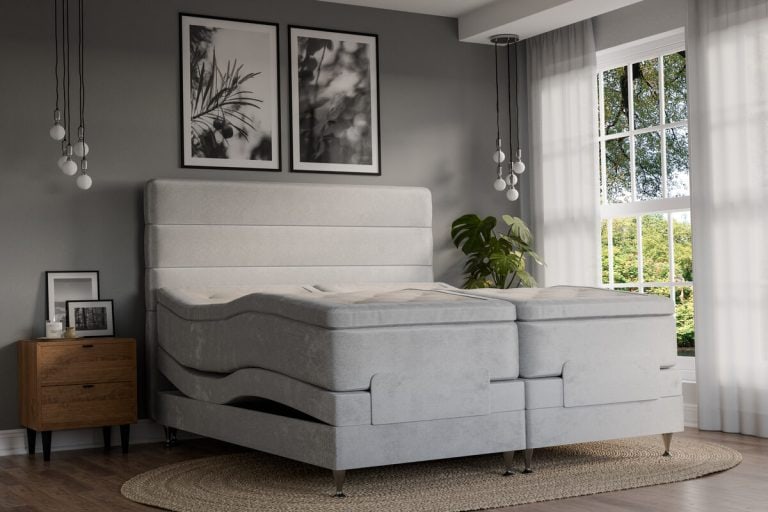 Sängfabriken, modern och bekväm säng i ljusgrått tyg för en god natts sömn.