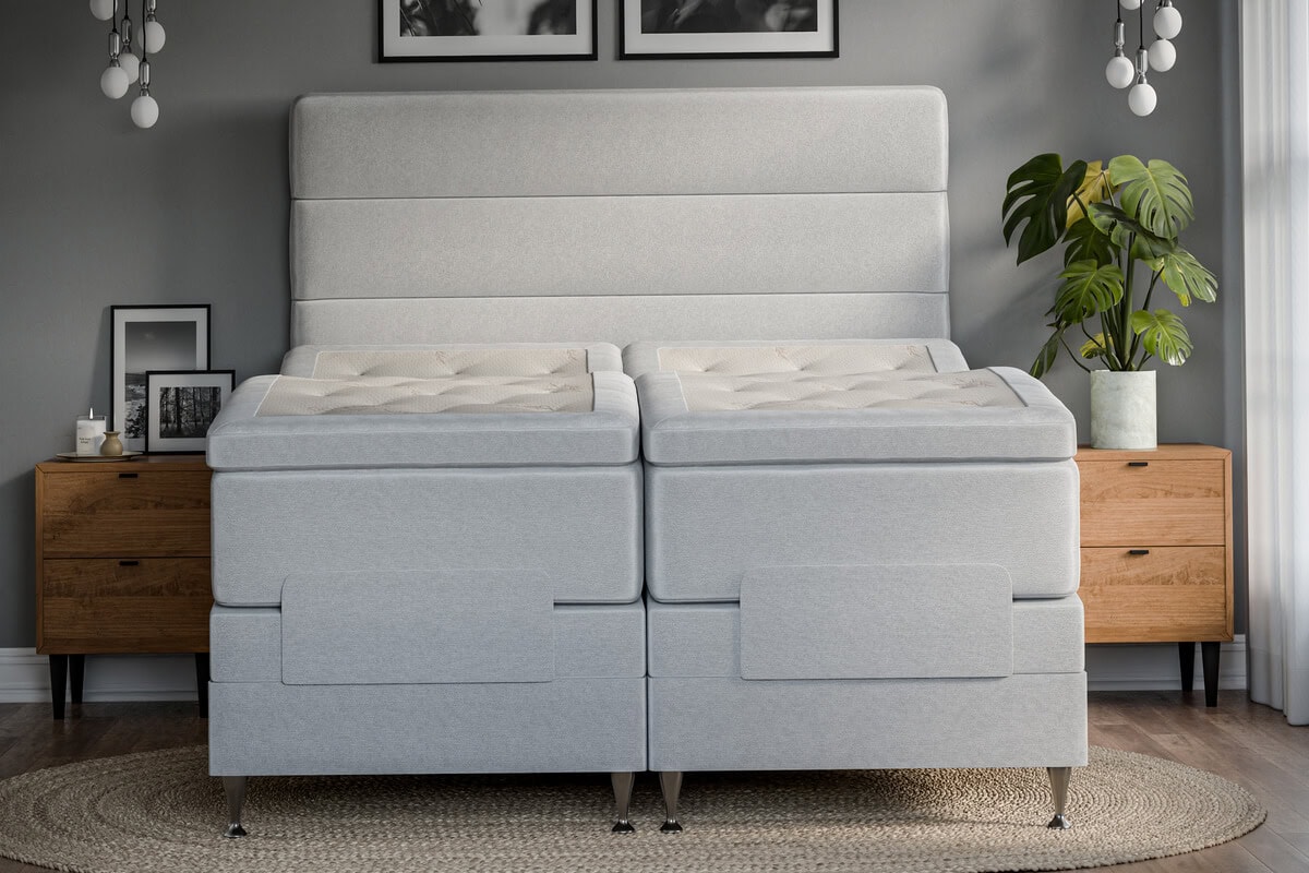 Sängfabriken, modern och bekväm säng med stoppat huvudgavel i ljusgrått tyg.