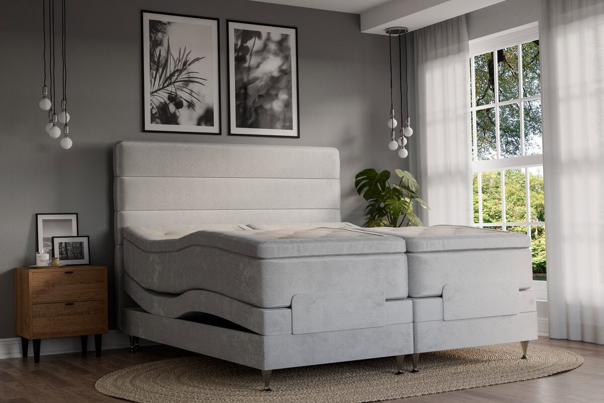 Sängfabriken, modern och bekväm säng i ljusgrått tyg för en god natts sömn.