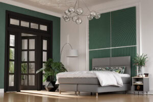 Elegantas sovrumsväggar med gröna paneler och mörkbryggd dörr i modern design.