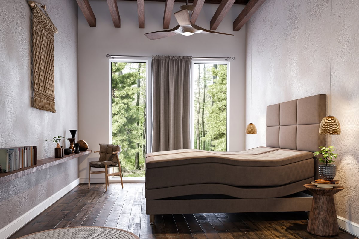 Elegant sovrum med naturvänliga material och stora fönster mot skog, perfekt för avkoppling.