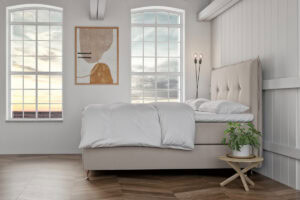 Sängfabriken säng med bekvämt huvudgavel, naturnära sovrum, modern inredning.