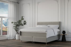 Låg till med säng i elegant sovrum med utsikt över fjällen.