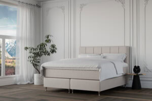 Högkvalitativ säng i modern och elegant sovrumsinredning, Naturlig ljusinsläpp och lugn atmosfär.