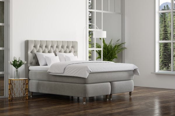 Sängfabriken säng i lyxigt sovrum med modern design och vita sängkläder.