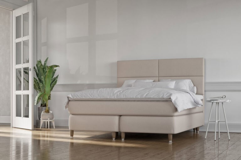 Ljust och elegant säng med bekväm madrass från Sängfabriken.