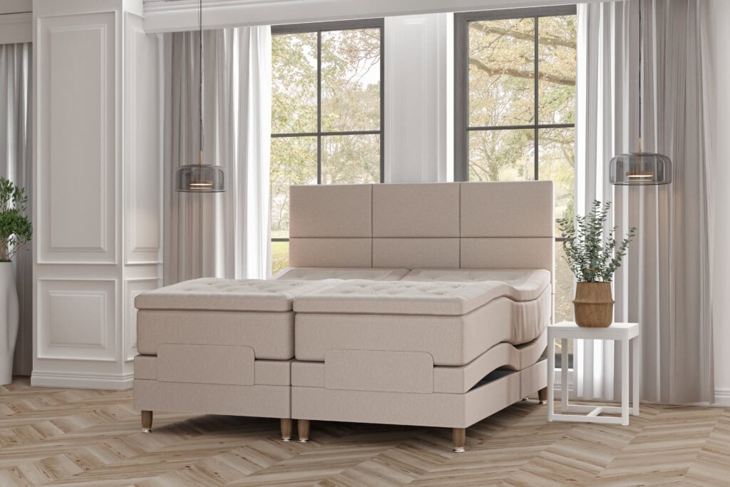 Ljust sovrum med Sängfabriken säng och stora fönster, skandinavisk inredning och naturliga färger.