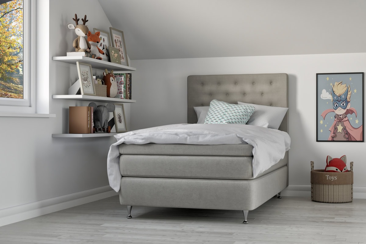 New Organic Barnsang interjeras antras Tiffany Grey copy Madrass och sängram i modern sovrumsmiljö med leksaker och barnsäng.