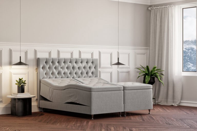 Elegant säng med exklusivt huvudgavel och bekvämt madrass i sovrum.