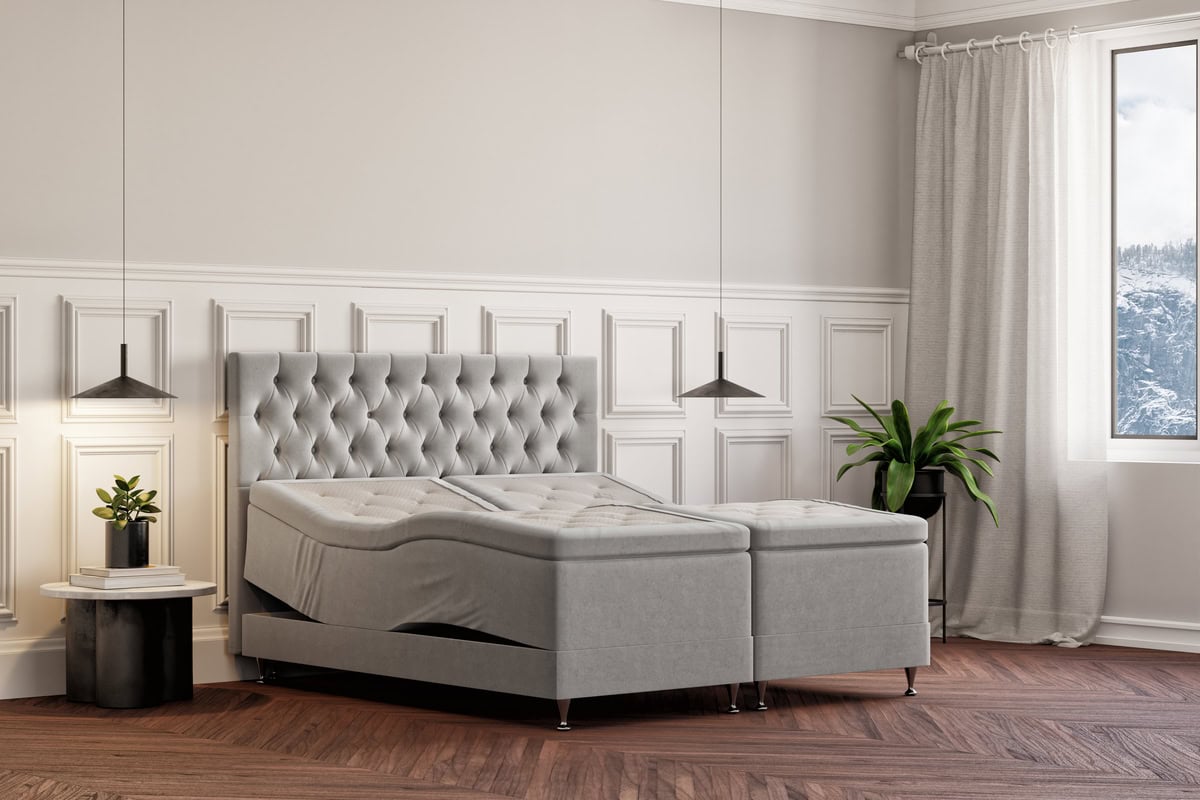 Elegant säng med exklusivt huvudgavel och bekvämt madrass i sovrum.