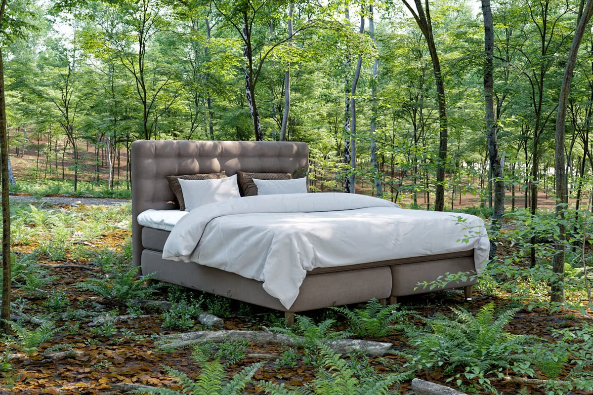Bekväm säng i skogsmiljö – Sängfabriken.
