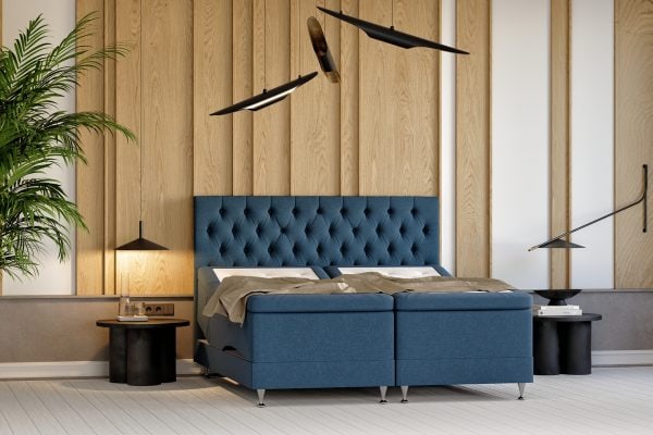 Snyggt sovrum med blått sänghuvud och modernt träväggskydd.