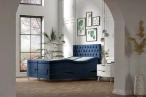 Hälsomedveten sovrumsdesign med elegant blå Sängfabriken säng och naturinspiration.