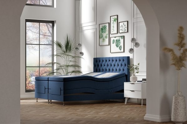 Hälsomedveten sovrumsdesign med elegant blå Sängfabriken säng och naturinspiration.