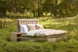 Kvalitetsbädd och sängram från Sängfabriken i naturskön miljö.