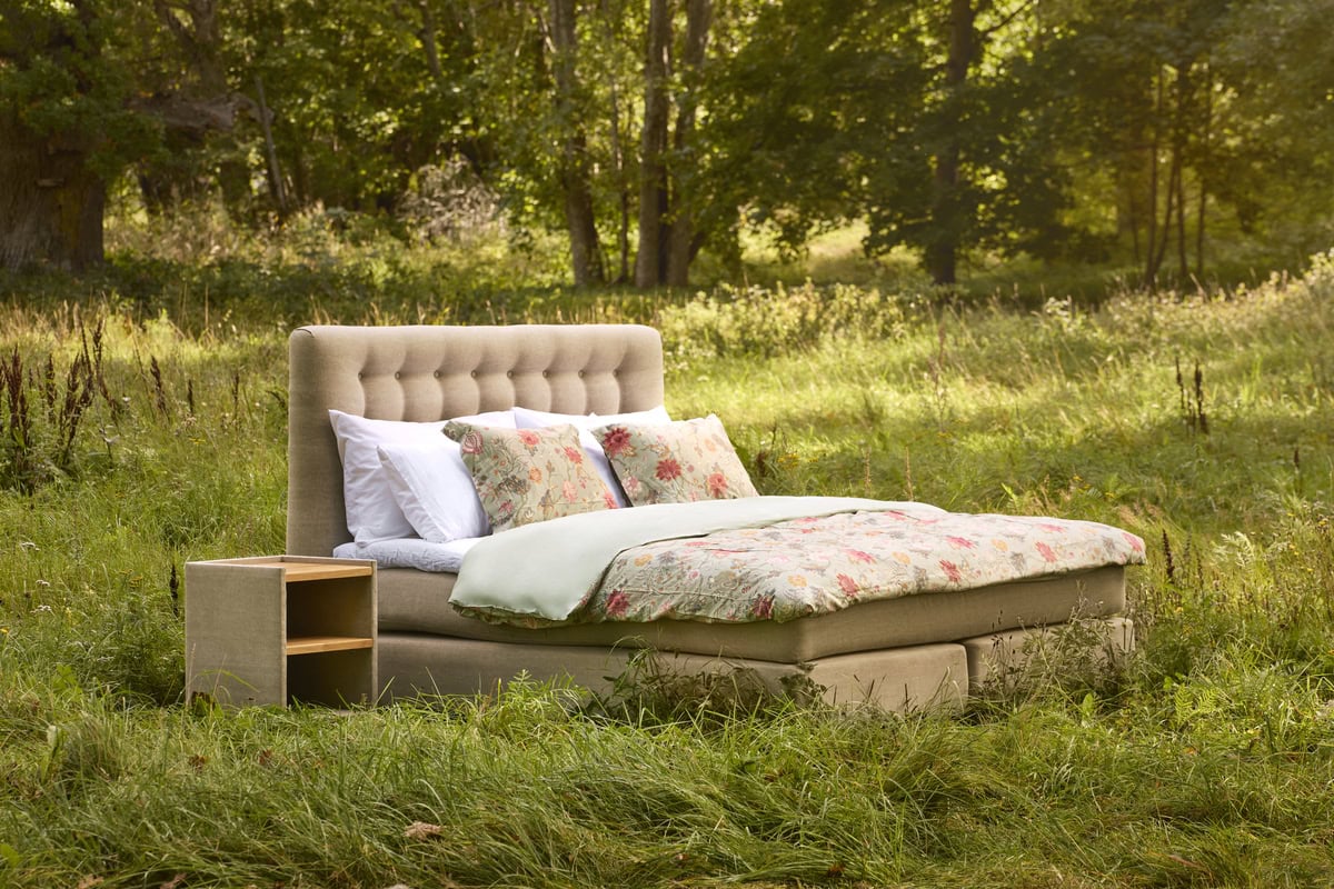 Kvalitetsbädd och sängram från Sängfabriken i naturskön miljö.