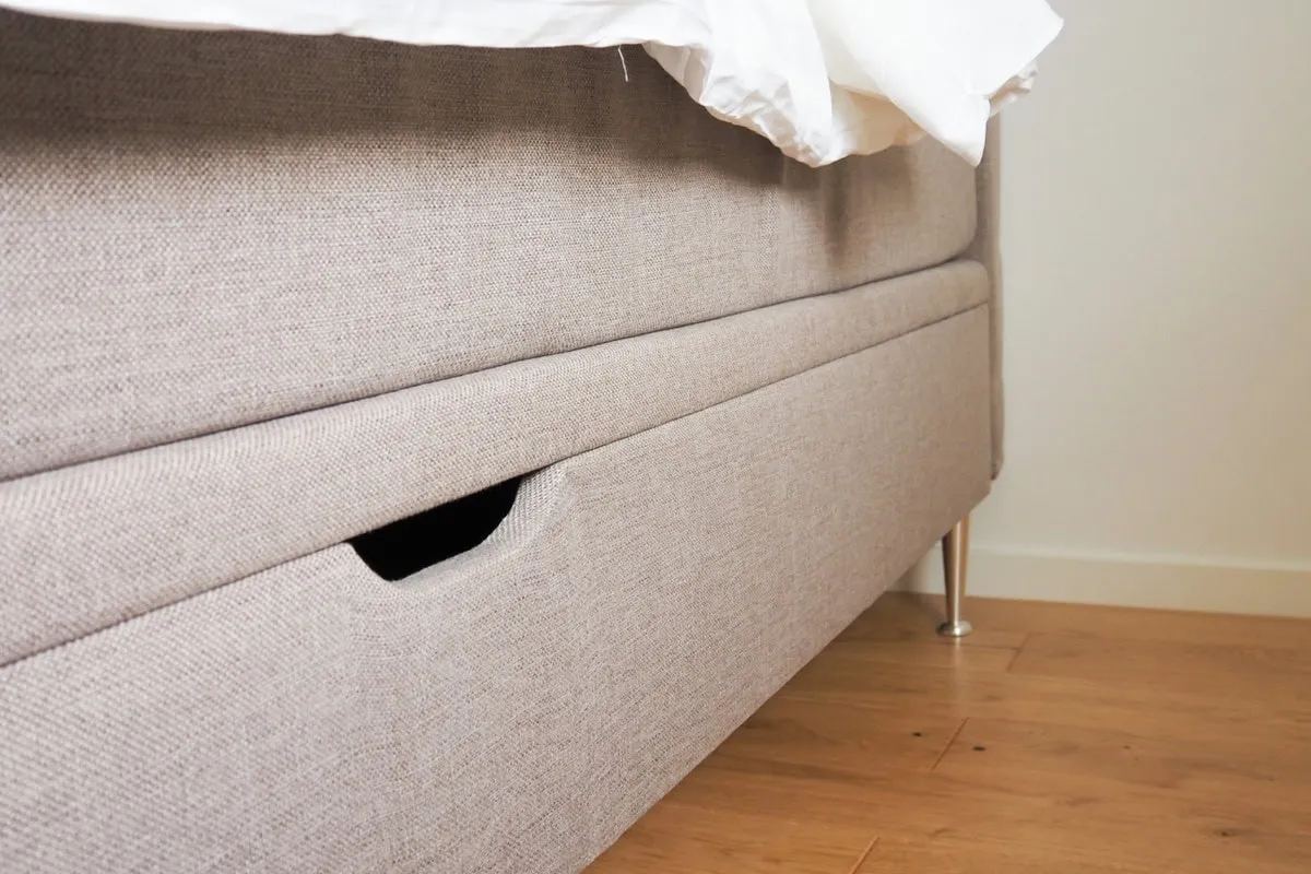 Säng med praktisk förvaring och modern design, sängfabriken, soffor, sängar, möbler, kvalitet.