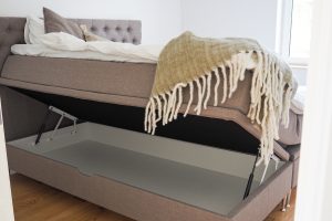 Möbel med förvaringsfunktion under säng, förvaring i sovrum, praktisk sänglösning, Sängfabriken.