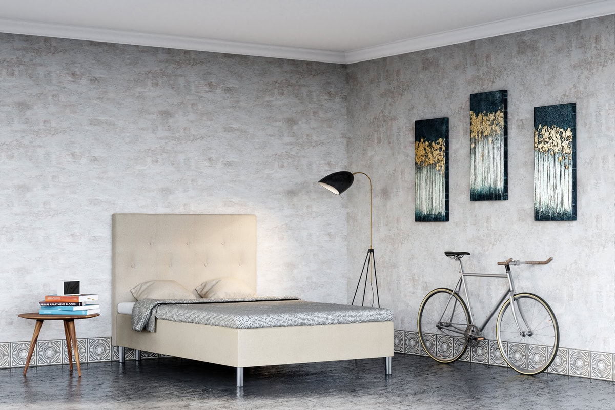 Sängfabriken, säng med beige huvudgavel och modern inredning i sovrum.
