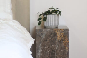 Modern sängram med sänggavel i industriell design.