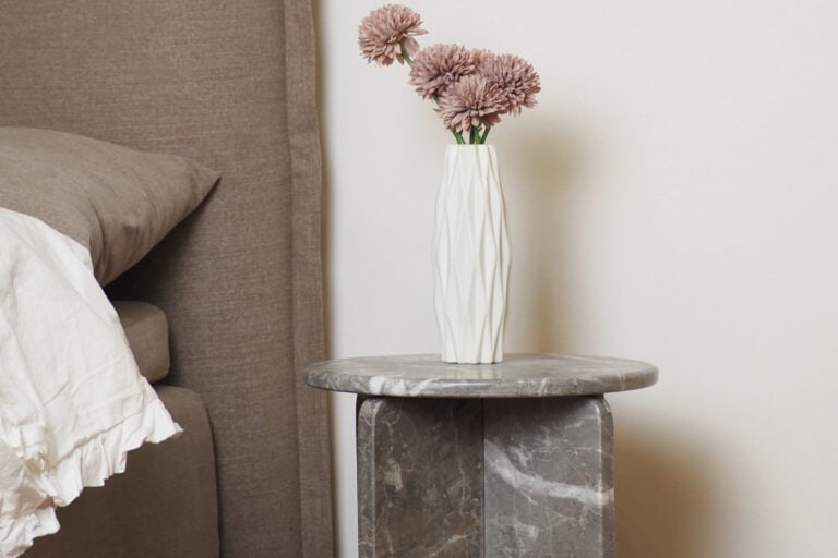 Elegant sänggavel och sängbord i modern design med naturmaterial. Möbler för en stilren sovrumsatmosfär.