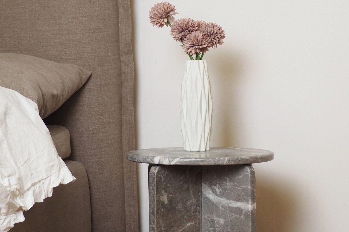 Elegant sänggavel och sängbord i modern design med naturmaterial. Möbler för en stilren sovrumsatmosfär.