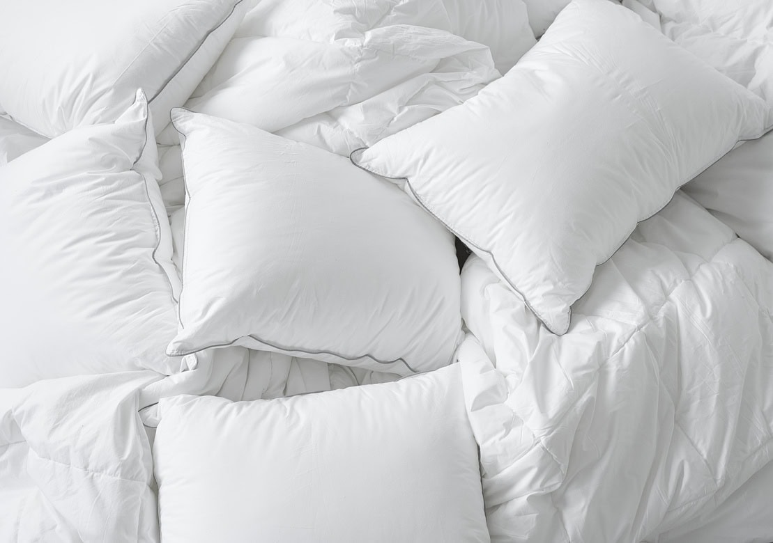 Sängkläder i vitt satintyg, sängkomfort för sovrum.