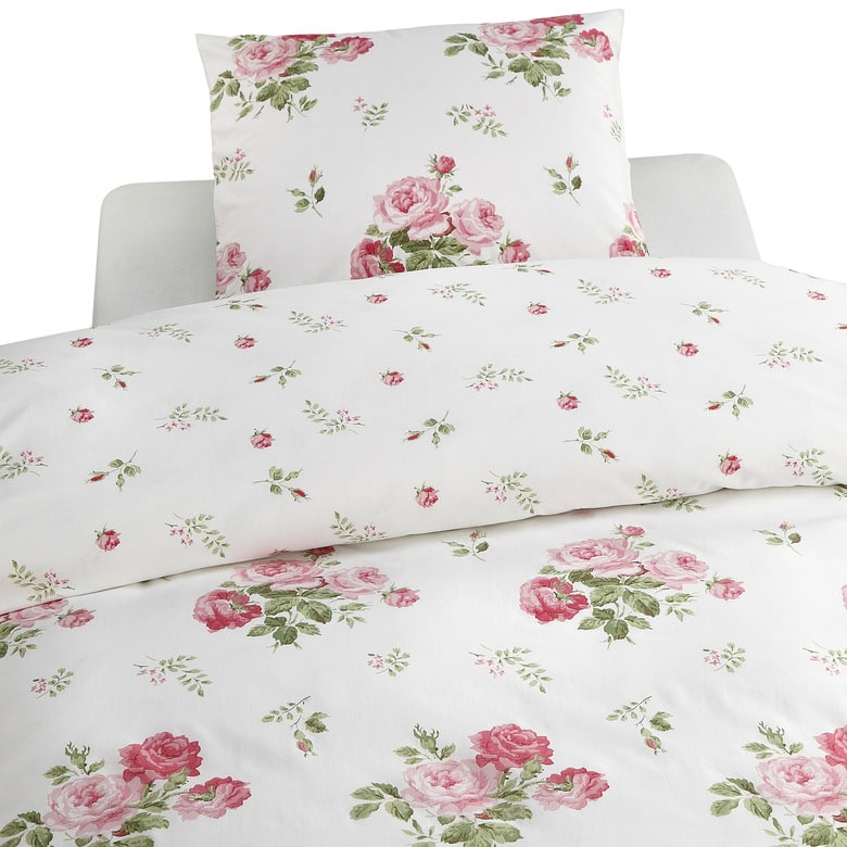Mjukt sängklädesset med rosor, perfekt för en mysig sovmiljö.