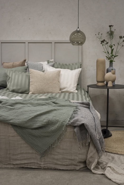 Mjuk sänggavel och lager av stilrena, ekologiska sängkläder från Sängfabriken.