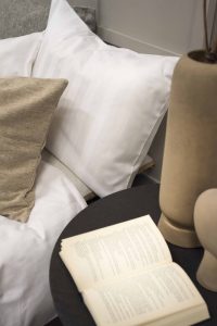 Mjuka, vita sängkläder och kuddar för komfortabel sömn | Sängfabriken, sängkläder av hög kvalitet.