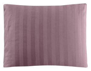 Mjuk rosa bäddkudde i satintyg med subtila ränder, perfekt för exklusiv sängklädsel.