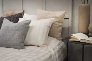 Elegantiga sängkläder och kuddar för skön sömn hos Sängfabriken.