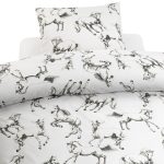 Hästmönster på sängkläder med springande hästar, vit bakgrund, snygg design för barnrum och sovrum.