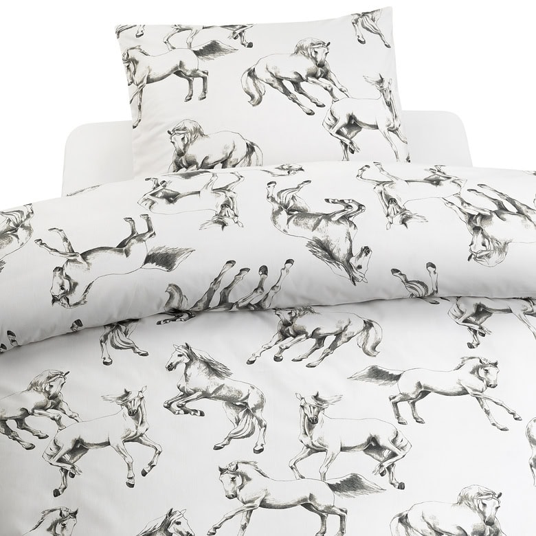 Hästmönster på sängkläder med springande hästar, vit bakgrund, snygg design för barnrum och sovrum.