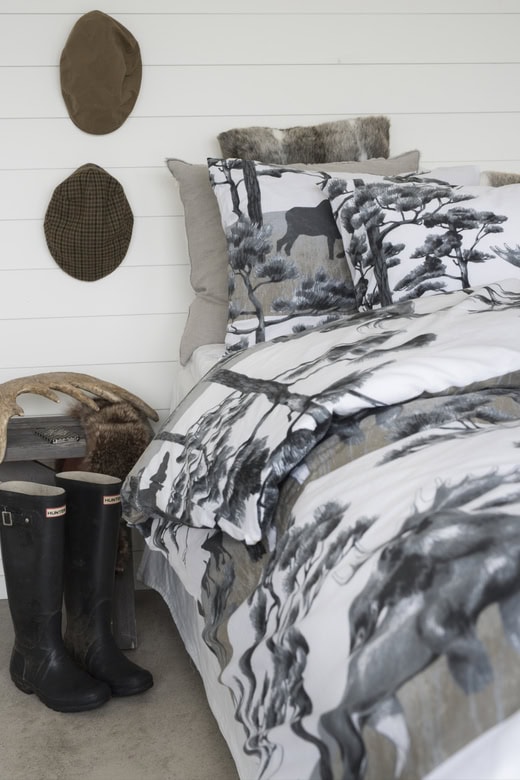 1. Sängkläder med skogsmotiv i svart och vitt, perfekt för naturinspirerad sovstil.