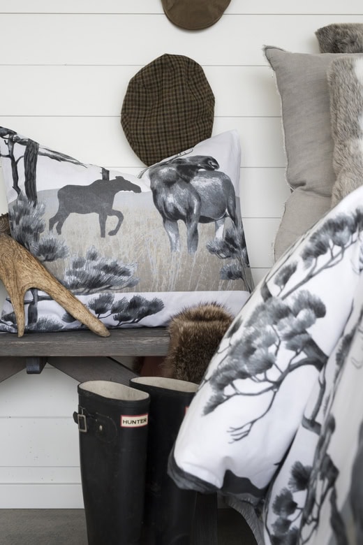 Slitstark sängkläder med vilda djurmotiv i svartvitt och jordnära nyanser, perfekt för naturinspirerade sovrum.