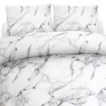 Elegant marmormönstrad sängkläder set för modern sovrum inredning.