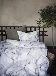 Mjukt bäddset i marmorprint, hög kvalitet, för skön sömn.