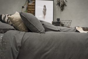 Mörkgrå bäddtextil för exklusiv och stilfull sovrumsmiljö.