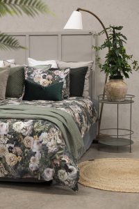 Mönstrad sänggavel och sovrum med eleganta sängkläder från Sängfabriken.