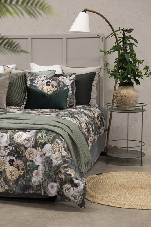 Mönstrad sänggavel och sovrum med eleganta sängkläder från Sängfabriken.