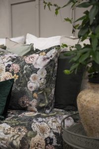 Lförklaring: Att skapa SEO-optimerade textvärden för bilden som visar ett detaljrikt säng- och inredningsarrangemang från Sängfabriken i Sverige.