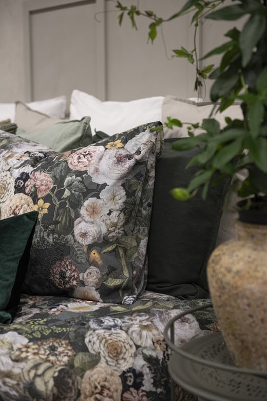 Lförklaring: Att skapa SEO-optimerade textvärden för bilden som visar ett detaljrikt säng- och inredningsarrangemang från Sängfabriken i Sverige.