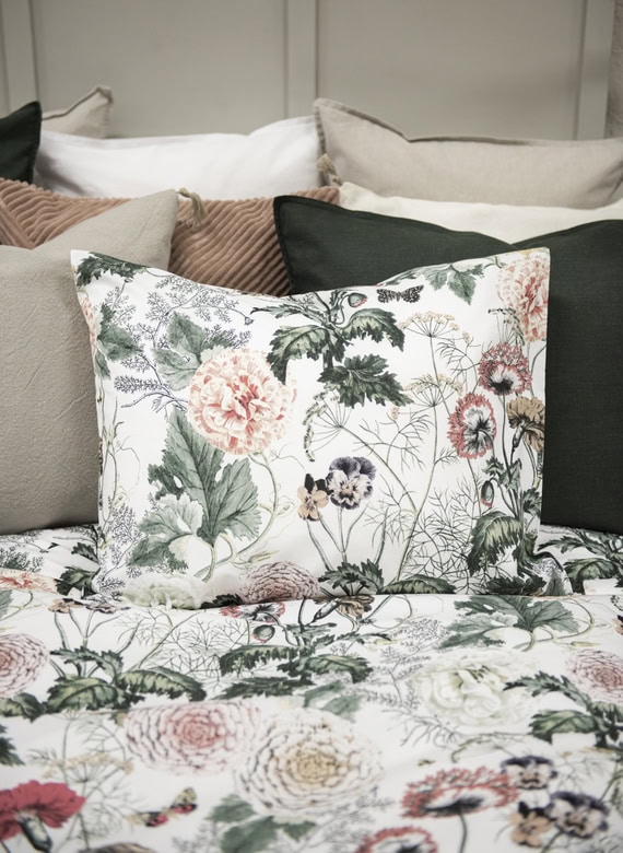 Lakan med blomsterprint för sängen, exklusiva bartäcken för hotell och hem.